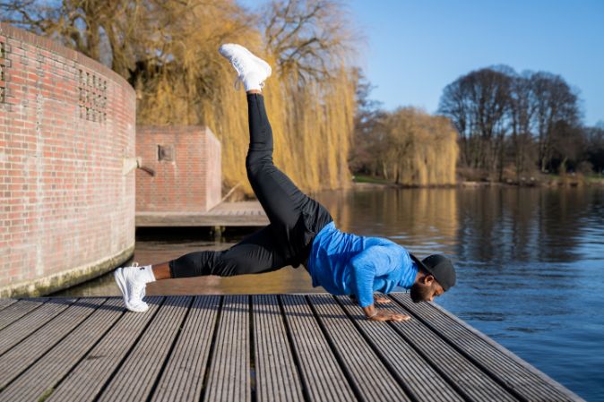 Coach Yannick is training outside next to a lake.